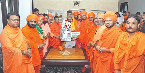     ವಿವಿಧ ಮಠಾಧೀಶರು ಬೆಂಗಳೂರಿನಲ್ಲಿ ಮುಖ್ಯಮಂತ್ರಿ ಡಿ.ಕೆ. ಶಿವಕುಮಾರ್ ಅವರನ್ನು ಭೇಟಿಯಾಗಿ ಶಿವಾನಂದ ಪಾಟೀಲರನ್ನು ಸಚಿವ ಸ್ಥಾನ ನೀಡಬೇಕೆಂದು ಆಗ್ರಹಿಸಿ ಮನವಿ ಸಲ್ಲಿಸಿ, ಶ್ರೀ ಸಿದ್ಧೇಶ್ವರ ಶ್ರೀಗಳ ಭಾವಚಿತ್ರ ನೀಡಿ ಸನ್ಮಾನಿಸಿದರು. ಕೊಲ್ಹಾರದ ಪ್ರಭುಕುಮಾರ ಶಿವಾಚಾರ್ಯ ಶ್ರೀಗಳು, ಚಬನೂರಿನ ರಾಮಲಿಂಗ ಶ್ರೀಗಳು, ಮಸೂತಿಯ ಪ್ರಭು ಕುಮಾರ ಶಿವಾಚಾರ್ಯ ಶ್ರೀಗಳು ಇತರರಿದ್ದರು.