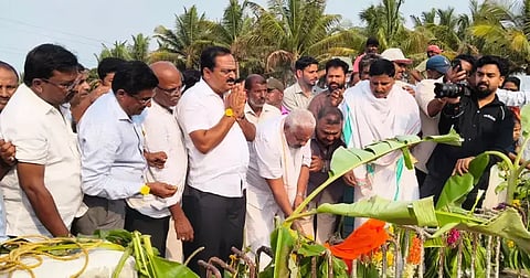 ಬೀರೂರು ಸಮೀಪದ ದೊಡ್ಡಘಟ್ಟ ಗ್ರಾಮದಲ್ಲಿ ಏರ್ಪಡಿಸಿದ್ದ ಕೆರೆ ತುಂಬುವ ಯೋಜನೆಯ ಮೊದಲ ಹಂತದ ಕಾಮಗಾರಿ ಪ್ರಾಯೋಗಿಕ ಚಾಲನೆ ಕಾರ್ಯಕ್ರಮದಲ್ಲಿ ಶಾಸಕ ಕೆ.ಎಸ್.ಆನಂದ್ ಗಂಗಾಪೂಜೆ ನೆರವೇರಿಸಿದರು.  ಹರ್ಷ, ತ್ಯಾಗರಾಜ್, ತಿಪ್ಪರಾಯಪ್ಪ, ಗೋವಿಂದಪ್ಪ, ಬಿ.ಜಿ.ಬಸಪ್ಪ ಇದ್ದರು.