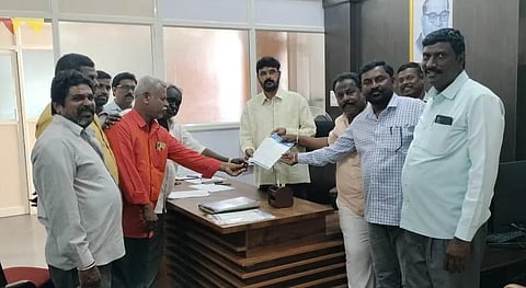 ರಸ್ತೆ ಒತ್ತುವರಿ ತೆರವುಗೊಳಿಸುವಂತೆ ಪಟ್ಟು road