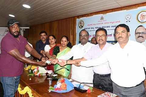 ಚಿಕ್ಕಮಗಳೂರು ನಗರಸಭೆ ಸಭಾಂಗಣದಲ್ಲಿ ಬುಧವಾರ ಹಮ್ಮಿಕೊಳ್ಳಲಾಗಿದ್ದ ನೇರ ಪಾವತಿ ಪೌರಕಾರ್ಮಿಕರ ವಿಶೇಷ ಆರೋಗ್ಯ ತಪಾಸಣಾ ಶಿಬಿರ, ಅರಿವು ಮೂಡಿಸುವ ಕಾರ್ಯಕ್ರಮದಲ್ಲಿ ಕರ್ನಾಟಕ ರಾಜ್ಯ ಸಫಾಯಿ ಕರ್ಮಚಾರಿ ಅಭಿವೃದ್ಧಿ ನಿಗಮದ ಅಧ್ಯಕ್ಷ ಮುರಳಿ ಅಶೋಕ ಸಾಲಪ್ಪಪೌರ ಕಾರ್ಮಿಕರಿಗೆ ಆರೋಗ್ಯ ವಿಮೆ ಕಾರ್ಡ್‌ ವಿತರಣೆ ಮಾಡಿದರು.