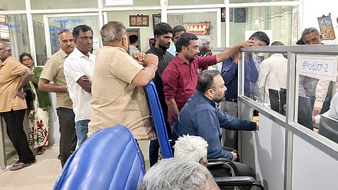 ಚಿಂತಾಮಣಿ ನಗರದ ಉಪನೋಂದಣಿ ಕಚೇರಿಯಲ್ಲಿ ಸರ್ವರ್​ ಸಮಸ್ಯೆಯಿಂದ ನೋಂದಣಿಗೆ ಕಾದು ನಿಂತಿರುವ ಸಾರ್ವಜನಿಕರು.