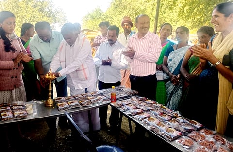 ಚಿಂತಾಮಣಿ ತಾಲೂಕಿನ ಕೋರ್ಲಪರ್ತಿ ಗ್ರಾಪಂ ಮುಂಭಾಗದಲ್ಲಿ ಹಮ್ಮಿಕೊಂಡಿದ್ದ ಮಾಸಿಕ ಸಂತೆಯಲ್ಲಿ ಮಹಿಳಾ ಸಂಘಗಳ ಉತ್ಪನ್ನಗಳ ಮಳಿಗೆಗೆ ಗ್ರಾಪಂ ಅಧ್ಯಕ್ಷ ವೈ.ವೆಂಕ ಟರಮಣಪ್ಪ ಚಾಲನೆ ನೀಡಿದರು.