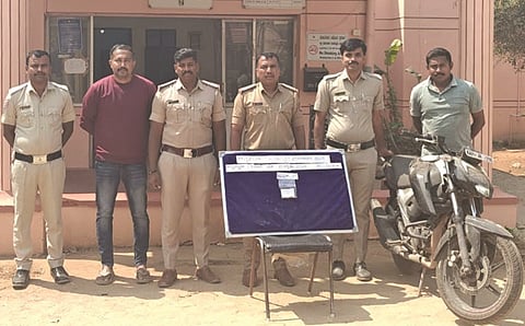 ಚನ್ನಪಟ್ಟಣ ವ್ಯಾಪ್ತಿಯಲ್ಲಿ ಸರಕಳವು ಪ್ರಕರಣದ ಆರೋಪಿಗಳಿಂದ ಗ್ರಾಮಾಂತರ ಪೊಲೀಸರು ವಶಪಡಿಸಿಕೊಂಡ ಚಿನ್ನಾಭರಣ, ದ್ವಿಚಕ್ರವಾಹನ. ಸಿಪಿಐ ಬಿ.ಕೆ.ಪ್ರಕಾಶ್​ ಹಾಗೂ ಪಿಎಸ್​ಐ ಮನೋಹರ್​, ಸಿಬ್ಬಂದಿ ಇದ್ದರು.
