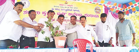 ಗಂಗಾವತಿ ಎಸ್‌ಕೆಎನ್‌ಜಿ ಸರ್ಕಾರಿ ಪದವಿ ಕಾಲೇಜಿನಲ್ಲಿ ಹಮ್ಮಿಕೊಂಡಿದ್ದ ವಿವಿ ಮಟ್ಟದ ಅಂತರ ಪದವಿ ಕಾಲೇಜುಗಳ ಖೋಖೋ ಪಂದ್ಯಾವಳಿಗೆ ಕೊಪ್ಪಳ ವಿವಿ ಕುಲಸಚಿವ ಕೆ.ರಮೇಶ ಮಂಗಳವಾರ ಚಾಲನೆ ನೀಡಿದರು. ಸಿಡಿಸಿ ಉಪಾಧ್ಯಕ್ಷ ವೀರೇಶ ಬಲ್ಕುಂದಿ, ಪ್ರಾಚಾರ್ಯ ಡಾ.ಶಿವರಾಜ ಗುರಿಕಾರ್ ಇತರರಿದ್ದರು.
