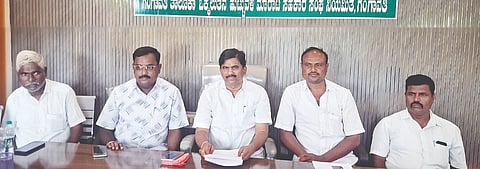 ಗಂಗಾವತಿ ಟಿಎಪಿಸಿಎಂಎಸ್ ಸಭಾಂಗಣದಲ್ಲಿ ಹಮ್ಮಿಕೊಂಡಿದ್ದ ಸಾಮಾನ್ಯ ಸಭೆಯಲ್ಲಿ ಅಧ್ಯಕ್ಷ ಚನ್ನಪ್ಪ ಮಳಗಿ ಬುಧವಾರ ಮಾತನಾಡಿದರು. ಸದಸ್ಯರಾದ ಮಂಜುನಾಥ ಜನಾದ್ರಿ, ಚಂದ್ರಶೇಖರ್ ಗೌಡ, ಎಸಿಇಒ ಶಂಕರ ಇತರರಿದ್ದರು.