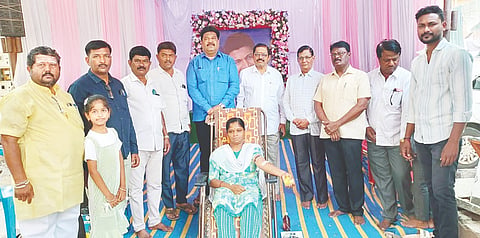 ಗಂಗಾವತಿ ನೀಲಕಂಠೇಶ್ವರ ನಗರದಲ್ಲಿ ಅಪ್ಪು ಅಭಿಮಾನಿ ಬಳಗದಿಂದ ಡಾ. ಪುನೀತ್ ರಾಜಕುಮಾರ ಜನ್ಮದಿನ ನಿಮಿತ್ತ ಗೃಹಿಣಿ ರೇಖಾಶಿವಶಂಕರ ರಕ್ತದಾನ ಮಾಡಿದರು. ಕುರಹಿನಶೆಟ್ಟಿ ಸಮಾಜದ ಪ್ರಮುಖರಾದ ಶ್ಯಾವಿ ತಿಪ್ಪಣ್ಣ, ಕುರಗೋಡು ಬಸವರಾಜ, ಎಂ.ರವೀಂದ್ರನಾಥ ನಾಗಪ್ಪ, ಸಂಚಾಲಕ ಬಸವರಾಜ ಐಲಿ ಇತರರಿದ್ದರು.