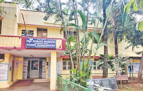 Administration deteriorated ಹಿರೇಕೆರೂರ ಪಟ್ಟಣದ ಚೌಡಿ ವೃತ್ತದ ಬಳಿಯ ಪಟ್ಟಣ ಪಂಚಾಯಿತಿ ಕಾರ್ಯಾಲಯ.