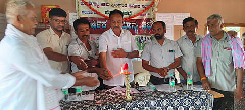 ಚಿಕ್ಕನಾಯಕನಹಳ್ಳಿ General Meeting ತಾಲೂಕಿನ ಹೊಯ್ಸಳಕಟ್ಟೆ ಡೇರಿಯಲ್ಲಿ ಹಮ್ಮಿಕೊಂಡಿದ್ದ ಸರ್ವ ಸದಸ್ಯರ ವಾರ್ಷಿಕ ಸಾಮಾನ್ಯ ಸಭೆಯನ್ನು ತುಮಕೂರು ಜಿಲ್ಲಾ ಹಾಲು ಒಕ್ಕೂಟದ ನಿರ್ದೇಶಕ ಬುಳ್ಳೆನಹಳ್ಳಿ ಶಿವಪ್ರಕಾಶ್​ ಉದ್ಘಾಟಿಸಿದರು. ಸಂದ ಅಧ್ಯ ರಮೇಶ್​, ಉಪಾಧ್ಯ ತಿಮ್ಮಯ್ಯ, ಜಿಲ್ಲಾ ಒಕ್ಕೂಟ ಸಹಾಯಕ ವ್ಯವಸ್ಥಾಪಕ ಜಿ.ಎಸ್​.ಮೋಹನ್​ ಕುಮಾರ್​, ವಿಸ್ತರಣಾಧಿಕಾರಿ ಎಂ.ಬಿ.ಸಿದ್ದಲಿಂಗಯ್ಯ ಇತರರಿದ್ದರು.