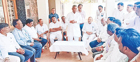 ತಿ.ನರಸೀಪುರ ಪಟ್ಟಣದಲ್ಲಿನ ಮಾಜಿ ಎಂಎಲ್ಸಿ ಆರ್.ಧರ್ಮಸೇನಾ ನಿವಾಸಕ್ಕೆ ಶುಕ್ರವಾರ ಬೇಟಿ ನೀಡಿದ್ದ ಆಹಾರ ಮತ್ತು ನಾಗರಿಕ ಸರಬರಾಜು ಸಚಿವ ಕೆ.ಎಚ್.ಮುನಿಯಪ್ಪ ಅವರು ಸಮುದಾಯದ ಮುಖಂಡರೊಂದಿಗೆ ಸಮಾಲೋಚನೆ ಸಭೆ ನಡೆಸಿ ಮಾತನಾಡಿದರು.