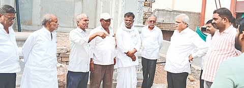 ಮಂಗಳೂರು ಬಿಳಿ ಗ್ರಾನೈಟ್​ ವಿಶೇಷ ಕಲ್ಲಿನಿಂದ ಚಾಲುಕ್ಯ ಶೈಲಿಯಲ್ಲಿ ನಿರ್ಮಾಣವಾಗುತ್ತಿರುವ ಕೆಂಭಾವಿ ಪಟ್ಟಣದ ಬಜಾರ ಬಲಭೀಮಸೇನ (ಮಾರುತಿ) ದೇವಸ್ಥಾನದ ಕಟ್ಟಡ ಕಾಮಗಾರಿಯನ್ನು ಶುಕ್ರವಾರ ಜಿಲ್ಲಾ ಉಸ್ತುವಾರಿ ಸಚಿವ ಶರಣಬಸಪ್ಪ ದರ್ಶನಾಪುರ ವೀಸಿದರು. ವಾಮನರಾವ ದೇಶಪಾಂಡೆ, ಮಹಿಪಾಲರೆಡ್ಡಿ ಡಿಗ್ಗಾವಿ, ತಿಪ್ಪಣ್ಣ ಯಾಳಗಿ, ಶ್ರೀಶೈಲ ಆಲ್ದಾಳ, ಲಕ್ಷ$್ಮಣ ಯಲಗೋಡ ಇತರರಿದ್ದರು.