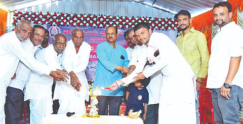  ಕೆಂಭಾವಿ ಸಮೀಪ ಐನಾಪುರ ಗ್ರಾಮದ ಆದರ್ಶ ಹಿರಿಯ ಪ್ರಾಥಮಿಕ ಶಾಲೆಯಲ್ಲಿ ಇತ್ತೀಚೆಗೆ ಹಮ್ಮಿಕೊಂಡ ಆದರ್ಶ ಜ್ಞಾನ ಮಂಥನ ಕಾರ್ಯಕ್ರಮವನ್ನು ಸಿಆರ್​ಪಿ ರಮೇಶ ವಣಿಕ್ಯಾಳ ಉದ್ಘಾಟಿಸಿದರು. ಸಂಸ್ಥೆ ಅಧ್ಯಕ್ಷ ಶಿವನಗೌಡ ದೊಡ್ಡಮನಿ, ಸಂಜು ದೊಡ್ಡಮನಿ, ವಿದ್ಯಾ ದೊಡ್ಡಮನಿ ಇತರರಿದ್ದರು.