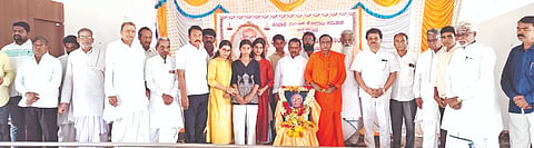 ಕೆಂಭಾವಿಯಲ್ಲಿ ಶುಕ್ರವಾರ ಹಮ್ಮಿಕೊಂಡ ದಿ.ನಿಂಗನಗೌಡ ದೇಸಾಯಿ ಹದನೂರ ಅವರ ನುಡಿನಮನ ಕಾರ್ಯಕ್ರಮದಲ್ಲಿ ಅವರ ಭಾವಚಿತ್ರಕ್ಕೆ ಪುಷ್ಪಾರ್ಚನೆ ಸಲ್ಲಿಸಲಾಯಿತು. ಶ್ರೀ ಚನ್ನಬಸವ ಶಿವಾಚಾರ್ಯ, ಲಿಂಗನಗೌಡ ಮಾಲಿ ಪಾಟೀಲ್, ಸಿದ್ಧನಗೌಡ ಪೊಲೀಸ್ ಪಾಟೀಲ್, ಶಂಕ್ರಣ್ಣ ವಣಕ್ಯಾಳ, ಬಸವರಾಜಪ್ಪಗೌಡ ಬೊಮ್ಮನಹಳ್ಳಿ ಇತರರಿದ್ದರು.
