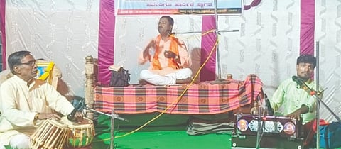 ಕೆಂಭಾವಿ ಸಮೀಪ ಫತ್ತೇಪೂರ ಗ್ರಾಮದ ಬಲಭೀಮೇಶ್ವರ ದೇವಸ್ಥಾನದ 3ನೇ ವರ್ಷದ ಜಾತ್ರಾ ಮಹೋತ್ಸವದ ನಿಮಿತ್ತ ಸೋಮವಾರ ಹಮ್ಮಿಕೊಂಡ ಪ್ರವಚನ ಕಾರ್ಯಕ್ರಮದಲ್ಲಿ ಬಸವರಾಜ ಶಾಸಿ ಪ್ರವಚನ ನೀಡಿದರು. ಅಂಬರೀಶ ನಗನೂರ, ಈಶ್ವರ ಬಡಿಗೇರ ಇತರರಿದ್ದರು.