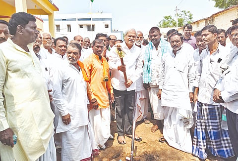 ಕೆಂಭಾವಿ ಸಮೀಪ ಹೆಗ್ಗನದೊಡ್ಡಿದಲ್ಲಿ  60 ಲಕ್ಷ ರೂ.ವೆಚ್ಚದ ಸಿಸಿ ರಸ್ತೆ ಮತ್ತು ಚರಂಡಿ ಕಾಮಗಾರಿಗೆ ಸಚಿವ ಶರಣಬಸಪ್ಪ ದರ್ಶನಾಪುರ ಶುಕ್ರವಾರ ಶಂಕುಸ್ಥಾಪನೆ ನೆರವೇರಿಸಿದರು. ಬಸನಗೌಡ ಹೊಸಮನಿ, ಬಾಪುಗೌಡ ಪಾಟೀಲ್​, ಬಸನಗೌಡ ಚಿಂಚೋಳಿ, ಶಿವರಾಜ ಬೂದೂರ, ಎಸ್​ಕೆ ಕಲೀಮ್​ ಇತರರಿದ್ದರು