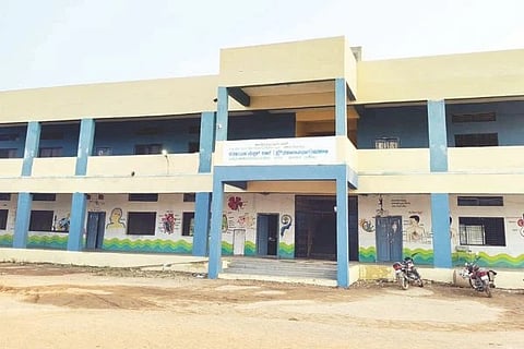 ಕೊಠಡಿಗಳಿಗೆ ಮಕ್ಕಳು ಸ್ವ-ಇಚ್ಛೆಯಿಂದ ಬಣ್ಣ ಹಚ್ಚಿರುವುದರಿಂದ ಅಂದದಿಂದ ಕಾಣುತ್ತಿರುವ ಕನಕಗಿರಿಯ ಕೆಪಿಎಸ್ (ಪ್ರೌಢ) ಶಾಲೆ.