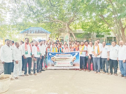 ಸಚಿವ ಸಂಪುಟದಿಂದ protest ಬಿ.ನಾಗೇಂದ್ರ ಅವರನ್ನು ತಕ್ಷಣ ಕೈ ಬಿಡಬೇಕೆಂದು ಆಗ್ರಹಿಸಿ ಮಧುಗಿರಿ ಜಿಲ್ಲಾ ಬಿಜೆಪಿ ಪದಾಧಿಕಾರಿಗಳು ಉಪವಿಭಾಗಾಧಿಕಾರಿ ಕಚೇರಿ ಮುಂಭಾಗ ಪ್ರತಿಭಟನೆ ನಡೆಸಿದರು.