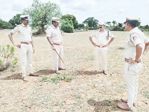 ಮಧುಗಿರಿ Dogತಾಲೂಕಿನ ಮೈದನಹಳ್ಳಿಯ ಸಿಂಗನಹಳ್ಳಿ ಕೆರೆ ಪ್ರದೇಶದಲ್ಲಿ ಕಾಡುಹಂದಿ ಬೇಟೆಗಾಗಿ ಅಳವಡಿಸಲಾಗಿದ್ದ ಕರಿಮದ್ದು ಸ್ಫೋಟಗೊಂಡ ಸ್ಥಳಕ್ಕೆ ಹೆಚ್ಚುವರಿ ಎಸ್ಪಿ ಗೋಪಾಲ್​ ಭೇಟಿ ನೀಡಿ ಪರಿಶೀಲಿಸಿದರು.