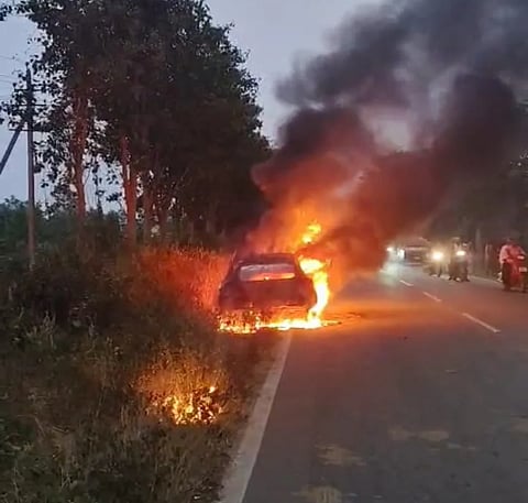 ಮಾಗಡಿ&ಗುಡೇಮಾರನಹಳ್ಳಿ ಮುಖ್ಯ ರಸ್ತೆಯ ಪಣ್ಣಯ್ಯನ ಪಾಳ್ಯದ ಸಮೀಪ ನೆಲಮಂಗಲದಿಂದ ಮಾಗಡಿ ಕಡೆಗೆ ಹೋಗುತ್ತಿದ ಕಾರು ಬೆಂಕಿಗೆ ಆಹುತಿಯಾಗಿರುವುದು.