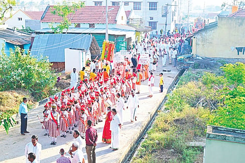 16 ಎಂಎಲ್‌ವಿ 4 ಮೆರವಣಿಗೆಯಲ್ಲಿ ಪಥಸಂಚಲನ ನಡೆಸಿದ ಶಾಲಾ ವಿದ್ಯಾರ್ಥಿಗಳು.