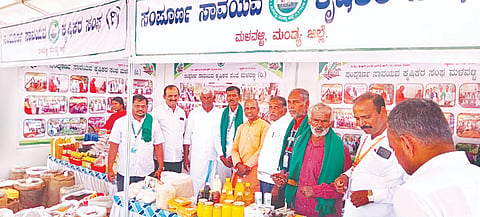 ಮಳವಳ್ಳಿ ಪಟ್ಟಣದಲ್ಲಿ ನಡೆಯುತ್ತಿರುವ  ಶಿವರಾತ್ರೀಶ್ವರ ಜಯಂತ್ಯುತ್ಸವ ಕಾರ್ಯಕ್ರಮದಲ್ಲಿ ಬುಧವಾರದ ವೇದಿಕೆ ಕಾರ್ಯಕ್ರಮವನ್ನು ನ್ಯಾಯಮೂರ್ತಿ ಎಲ್.ನಾರಾಯಣಸ್ವಾಮಿ ಉದ್ಘಾಟಿಸಿದರು. ಡಾ.ಕೆ.ಅನ್ನದಾನಿ ಶ್ರೀ ದೇಶಿಕೇಂದ್ರ ಸ್ವಾಮೀಜಿ,  ಶ್ರೀಚನ್ನಬಸಸ್ವಾಮೀಜಿ,  ಶ್ರೀಮಹಂತಸ್ವಾಮೀಜಿ,  ಶ್ರೀಜ್ಞಾನಪ್ರಕಾಶ ಸ್ವಾಮೀಜಿ,  ಶಿವಾನಂದಪುರಿ ಸ್ವಾಮೀಜಿ, ಶಾಸಕ ಪಿ.ಎಂ.ನರೇಂದ್ರಸ್ವಾಮಿ, ವಿಧಾನ ಪರಿಷತ್ ಮಾಜಿ ಸದಸ್ಯ ಮರಿತಿಬ್ಬೇಗೌಡ, ಜಿಲ್ಲಾಧಿಕಾರಿ ಕುಮಾರ, ಜಿಲ್ಲಾ ಪೊಲೀಸ್ ವರೀಷ್ಠಾಧಿಕಾರಿ ಮಲ್ಲಿಕಾರ್ಜುನ ಬಾಲದಂಡಿ, ಜಿಪಂ ಸಿಇಒ ಕೆ.ಆರ್.ನಂದಿನಿ ಇದ್ದರು.