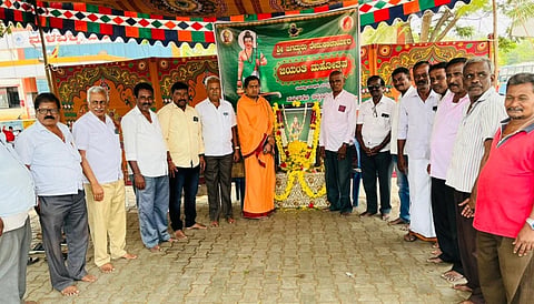 ಮಳವಳ್ಳಿ ಪಟ್ಟಣದಲ್ಲಿ ಮಂಗಳವಾರ ಹಮ್ಮಿಕೊಂಡಿದ್ದ ರೇಣುಕಾಚಾರ್ಯರ ಜಯಂತಿ ಕಾರ್ಯಕ್ರಮದಲ್ಲಿ ಶಿವಾನಂದ ಶಿವಾಚಾರ್ಯ ಸ್ವಾಮೀಜಿ ಮಾತನಾಡಿದರು. ಕೆ.ಎಸ್.ಗುರುಪ್ರಸಾದ್ , ಎಚ್.ಬಿ. ಶಿವಸ್ವಾಮಿ, ಎವಿಟಿ ಕುಮಾರ್, ಮಲ್ಲೇಶ್, ನಟರಾಜಮೂರ್ತಿ,  ಜಗದೀಶ್ ಇದ್ದರು.