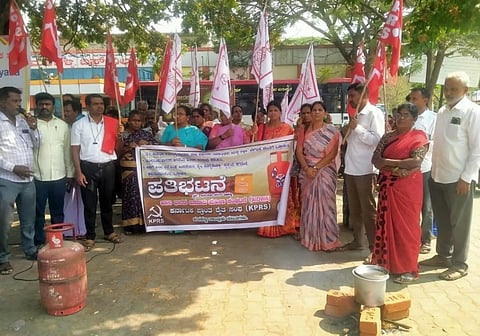 ಗ್ಯಾಸ್ ಸಿಲಿಂಡರ್ ಅಭಾವ  ಮತ್ತು ಬೆಲೆ ಏರಿಕೆ ನಿಯಂತ್ರಣಕ್ಕೆ ಆಗ್ರಹಿಸಿ ಮಳವಳ್ಳಿ ಪಟ್ಟಣದ ಸಾರಿಗೆ ಬಸ್ ನಿಲ್ದಾಣದ ಬಳಿ ಮಂಗಳವಾರ ವಿವಿಧ ಸಂಘಟನೆಗಳ ಮುಖಂಡರು ಪ್ರತಿಭಟನೆ ಮಾಡಿದರು. ದೇವಿ, ಭರತ್ ರಾಜ್, ಲಿಂಗರಾಜಮೂರ್ತಿ, ಮಹದೇವು, ರಾಮಕೃಷ್ಣ, ಗುರುಸ್ವಾಮಿ, ಸುಶೀಲಾ, ಪ್ರೇಮಾ, ರತ್ನಮ್ಮ, ಚಿಕ್ಕಸ್ವಾಮಿ ಇದ್ದರು.  