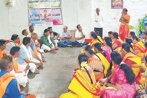 ಮುನಿರಾಬಾದ್ ಆರ್‌ಎಸ್‌ನಲ್ಲಿ ಶ್ರೀ ವಾಸುದೇವ ಬ್ರಾಹ್ಮಣ ಸಮಾಜ ಹಾಗೂ ರುಕ್ಕಿಣಿ ಭಜನಾ ಮಂಡಳಿ ಸಂಘದಿಂದ ಸಭೆ ನಡೆಯಿತು. ಸಮಾಜದ ಅಧ್ಯಕ್ಷ ವೆಂಕಟೇಶ, ಉಪಾಧ್ಯಕ್ಷ ಅರವಿಂದ ಪೂಜಾರ, ಕಾರ್ಯದರ್ಶಿ ನಾರಾಯಣ ಉಡುಪಿ, ಖಜಾಂಚಿ ವಾದಿರಾಜ ತೆಲಗಿ, ಶ್ರೀನಿವಾಸ ಪಾಟೀಲ, ಪ್ರಾಣೇಶ ಆಚಾರ, ಆನಂದ ತೆಲಗಿ ಇತರರಿದ್ದರು.