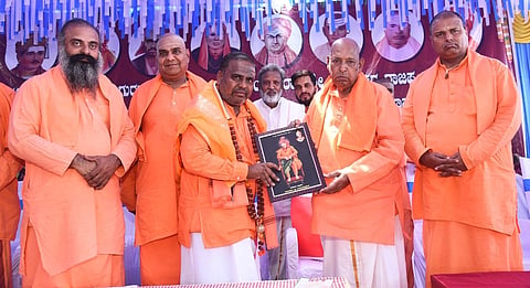 ಕುರಹಟ್ಟಿ ಗ್ರಾಮದ ಶ್ರೀ ಗುರುಮಲ್ಲೇಶ್ವರ ಭಿಕ್ಷದ ಮಠದಲ್ಲಿ ಆಯೋಜಿಸಿದ್ದ ಕಾರ್ಯಕ್ರಮದಲ್ಲಿ ಸೋಮಹಳ್ಳಿ ಶಿಲಾಮಠದ  ಸಿದ್ದಮಲ್ಲ ಸ್ವಾಮೀಜಿ ಅವರನ್ನು ಸನ್ಮಾನಿಸಲಾಯಿತು. ಶ್ರೀ ಮಾದಪ್ಪ ಸ್ವಾಮೀಜಿ, ಶ್ರೀ ಇಮ್ಮಡಿ ಉದ್ಯಾನ ಸ್ವಾಮೀಜಿ, ಶ್ರೀ ಷಡಕ್ಷರಿ  ಸ್ವಾಮೀಜಿ,  ಷಡಕ್ಷರಿ ದೇಶಿಕೇಂದ್ರ ಸ್ವಾಮೀಜಿ ಇತರರಿದ್ದರು.
