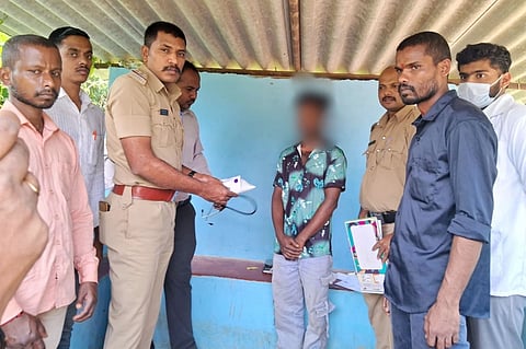 ನಾಪೋಕ್ಲು ಪೊಲೀಸ್ ಠಾಣಾ ವ್ಯಾಪ್ತಿಯಲ್ಲಿ ಅಕ್ರಮವಾಗಿ  ಗಾಂಜಾ ಮಾರಾಟ ಮಾಡುತ್ತಿದ್ದ ಆರೋಪಿಗಳನ್ನು ಪೊಲೀಸರು ಬಂಧಿಸಿರುವುದು.