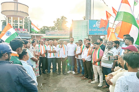 ಎನ್.ಆರ್.ಪುರ ಅಂಬೇಡ್ಕರ್ ವೃತ್ತದಲ್ಲಿ ಬಿಜೆಪಿ ಯುವ ಮೋರ್ಚಾ ನೇತೃತ್ವದಲ್ಲಿ ನಡೆದ ತಿರಂಗ ಯಾತ್ರೆ ಸಭೆಯಲ್ಲಿ ಸಂಸದ ಕೋಟ ಶ್ರೀನಿವಾಸ್ ಪೂಜಾರಿ ಮಾತನಾಡಿದರು.  