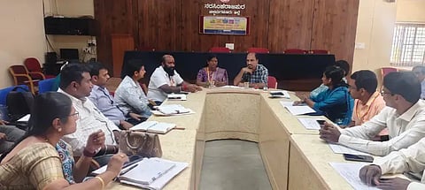 ಎನ್.ಆರ್.ಪುರ ತಾಪಂನಲ್ಲಿ ತಾಲೂಕು ಮಟ್ಟದ ಗ್ಯಾರಂಟಿ ಯೋಜನೆಗಳ ಅನುಷ್ಠಾನ ಸಮಿತಿ ಸಭೆ ನಡೆಯಿತು. ಚಂದ್ರಮ್ಮ , ಎಚ್.ಡಿ.ನವೀನ್‌ಕುಮಾರ್, ಇಂದಿರಾನಗರ ರಘು, ಅಪೂರ್ವಾ, ನಿತ್ಯಾನಂದ, ಬೇಸಿಲ್, ಟಿ.ಟಿ.ಇಸ್ಮಾಯಿಲ್, ಜಯರಾಂ, ನಾಗರಾಜ್, ಸೈಯದ್ ಶಫೀರ್‌ಅಹಮ್ಮದ್ ಇತರರಿದ್ದರು.