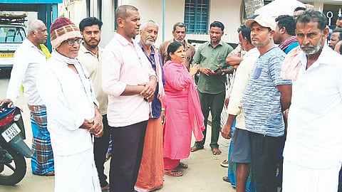 ಕೃಷಿ ಪಂಪ್‌ಸೆಟ್‌ಗಳಿಗೆ ಸಮರ್ಪಕ ವಿದ್ಯುತ್ ಪೂರೈಕೆ ಮಾಡುವಂತೆ ಒತ್ತಾಯಿಸಿ ಪ್ರತಿಭಟನೆ ನಡೆಸಿದ ಹಾರೋಹಳ್ಳಿ ಗ್ರಾಮಸ್ಥರೊಂದಿಗೆ ಸೆಸ್ಕ್ ಎಇ ವಿಜಯಲಕ್ಷ್ಮೀ ಮಾತುಕತೆ ನಡೆಸಿದರು.