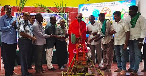 ಪಾಂಡವಪುರದ ಪಿಎಸ್‌ಎಸ್‌ಕೆ ಪ್ರೌಢಶಾಲೆಯಲ್ಲಿ ನಿರಾಣಿ ಶುಗರ್ಸ್ ಹಾಗೂ ಕೃಷಿಕ ಸಮಾಜದಿಂದ ಆಯೋಜಿಸಿದ್ದ ಕಬ್ಬು ಬೆಳೆಯಲ್ಲಿ ಕೃತಕ ಬುದ್ಧಿಮತ್ತೆ ವಿಚಾರ ಸಂಕಿರಣವನ್ನು ವಿಶ್ವ ಒಕ್ಕಲಿಗರ ಮಹಾಸಂಸ್ಥಾನ ಮಠದ ಪೀಠಾಧ್ಯಕ್ಷ ಶ್ರೀ ನಿಶ್ಚಲಾನಂದನಾಥ ಸ್ವಾಮೀಜಿ ಉದ್ಫಾಟಿಸಿದರು. ಜಿ.ಎಸ್.ಜಯಸ್ವಾಮಿ, ರಾಜೇಂದ್ರ ಪಟ್ಟಣಶೆಟ್ಟಿ, ಕೃಷಿಕ ಸಮಾಜದ ಅಧ್ಯಕ್ಷ ಕೆ.ಎನ್.ಚಂದ್ರಶೇಖರ್ ಇತರರು ಇದ್ದರು.