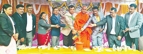 ಪಾಂಡವಪುರ ಪಟ್ಟಣದ ಜೆಎಂಎಫ್‌ಸಿ ನ್ಯಾಯಾಲಯದ ಆವರಣದಲ್ಲಿ ಆಯೋಜಿಸಿದ್ದ ನಾಡಪ್ರಭು ಕೆಂಪೇಗೌಡರ ಜಯಂತಿಯನ್ನು ಶ್ರೀ ನಿಶ್ಚಲಾನಂದನಾಥ ಸ್ವಾಮೀಜಿ ಉದ್ಘಾಟಿಸಿದರು. ನ್ಯಾಯಾಧೀಶರಾದ ಆರ್.ಮಹೇಶ್, ಎಚ್.ಎಸ್.ಪೂಜಾಶ್ರೀ, ಎನ್.ಬಾಬು, ಗಂಗರಾಜು, ಕೆ.ಎಸ್.ಮೋಹನ್ ಕುಮಾರ್, ಎಸ್.ಜಯರಾಮು ಇದ್ದರು.