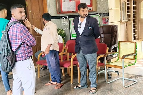 ಪಾಂಡವಪುರ ಪಟ್ಟಣದ ಹೊರವಲಯದಲ್ಲಿ ಒಳಚರಂಡಿ ತ್ಯಾಜ್ಯ ನೀರು ಸಂಸ್ಕರಣಾ ಘಟಕ ನಿರ್ಮಾಣಕ್ಕೆ ರೈತರಿಂದ ಸ್ವಾಧೀನ ಪಡಿಸಿಕೊಂಡಿದ್ದ ಜಮೀನಿಗೆ ಪರಿಹಾರ ನೀಡದ ಹಿನ್ನೆಲೆಯಲ್ಲಿ ನ್ಯಾಯಾಲಯದ ಆದೇಶದಂತೆ ಪುರಸಭೆ ಮತ್ತು ಉಪವಿಭಾಗಾಧಿಕಾರಿ ಕಚೇರಿ ಪಿಠೋಪಕರಣಗಳನ್ನು ಕೋರ್ಟ್ ಸಿಬ್ಬಂದಿ ಜಪ್ತಿ ಮಾಡಿದರು.