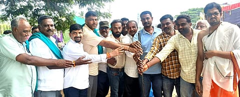 ಪಾಂಡವಪುರ ಪಟ್ಟಣದ ಮಹಾತ್ಮಗಾಂಧಿನಗರದಲ್ಲಿ ಯುಜಿಡಿ ಕಾಮಗಾರಿಗೆ ಶಾಸಕ ದರ್ಶನ್ ಪುಟ್ಟಣ್ಣಯ್ಯ ಭೂಮಿಪೂಜೆ ನೆರವೇರಿಸಿದರು. ಮುರಳೀಧರ್, ಸಂತೋಷ್, ಲವಕುಮಾರ್ ಇತರರು ಇದ್ದರು. 