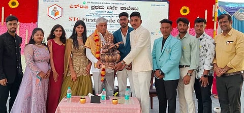 ಪಾಂಡವಪುರ ತಾಲೂಕಿನ ಎಸ್‌ಟಿಜಿ ಸಮೂಹ ಶಿಕ್ಷಣ ಸಂಸ್ಥೆಯಲ್ಲಿ ಆಯೋಜಿಸಿದ್ದ ಸಮಾರಂಭದಲ್ಲಿ ವಿದ್ಯಾರ್ಥಿಗಳು ಸಿ.ಎಸ್.ಪುಟ್ಟರಾಜು ಅವರನ್ನು ಸನ್ಮಾನಿಸಿದರು. ಡಾ.ನಿಶಾಂತ್ ಎ.ನಾಯ್ಡು, ಸಿ.ಪಿ.ಶಿವರಾಜ, ನಿವೇದಿತಾ ನಾಗೇಶ್ ಇತರರಿದ್ದರು.