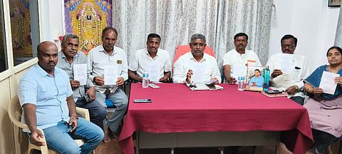 ಪಾಂಡವಪುರದಲ್ಲಿ ಆಯೋಜಿಸಿದ್ದ  ಸುದ್ದಿಗೋಷ್ಠಿಯಲ್ಲಿ ಮುಲ್ ನಿರ್ದೇಶಕ, ಚಿನಕುರಳಿ ಹಾಲು ಉತ್ಪಾದಕರ ಸಂಘದ ಅಧ್ಯಕ್ಷ ಸಿ.ಶಿವಕುಮಾರ್ ಮಾತನಾಡಿದರು.