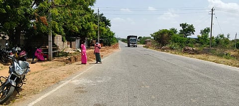 ತುಮಕೂರು ಜಿಲ್ಲೆಯ ಪಾವಗಡ ತಾಲೂಕಿನ ಗಡಿಯಲ್ಲಿ ಕರೊನಾ ಸೋಂಕು ಹರಡುವಿಕೆ ತಡೆಗೆ ಸ್ಥಾಪಿಸಲಾಗಿರುವ ಚೆಕ್​ಪೋಸ್ಟ್​ನಲ್ಲಿ ಆಶಾ ಕಾರ್ಯಕರ್ತೆಯರು ಸಾರ್ವಜನಿಕರನ್ನು ತಪಾಸಣೆಗೊಳಪಡಿಸಿದರು.