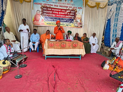 confidence ರೋಣ ತಾಲೂಕ ಯಾ.ಸ.ಹಡಗಲಿ ಗ್ರಾಮದ ಶ್ರೀಸಾಧು ವೀರಪ್ಪಜ್ಜನ ಮಠದಲ್ಲಿ 15ನೇ ವರ್ಷದ ಮೌನಲಿಂಗಾನುಷ್ಠಾನ ಮಂಗಲೋತ್ಸವದಲ್ಲಿ ನವಲಗುಂದ ಗವಿಮಠದ ಬಸವಲಿಂಗ ಸ್ವಾಮೀಜಿಗಳು ಮಾತನಾಡಿದರು. 