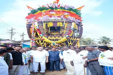 ಗಾಮ ಗ್ರಾಮದ ಶ್ರೀ ವೀರಭದ್ರೇಶ್ವರ ರಥೋತ್ಸವದಲ್ಲಿ ಮಾಜಿ ಸಿಎಂ ಬಿ.ಎಸ್.ಯಡಿಯೂರಪ್ಪ, ಕೆ.ಎಸ್.ಗುರುಮೂರ್ತಿ, ಚನ್ನವೀರಪ್ಪ ಮತ್ತಿತರರು ಭಾಗವಹಿಸಿದ್ದರು.
