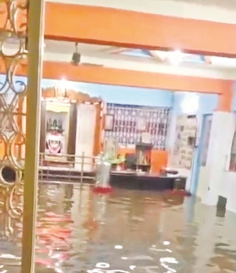 ಶಿಕಾರಿಪುರದಲ್ಲಿ ರಾಯರ ಮಠದ ಪ್ರಾಂಗಣಕ್ಕೆ ನೀರು ನುಗ್ಗಿರುವುದು.