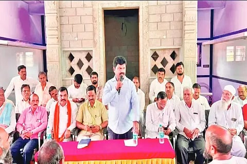 ಶಿಕಾರಿಪುರ ತಾಲೂಕಿನಲ್ಲಿ ಹಿತ್ಲ ಗ್ರಾಮದಲ್ಲಿ ಏರ್ಪಡಿಸಿದ್ದ ಜನಸಂಪರ್ಕ ಸಭೆಯಲ್ಲಿ ಲೋಕಸಭಾ ಸದಸ್ಯ ಬಿ.ವೈ.ರಾಘವೇಂದ್ರ ಮಾತನಾಡಿದರು. ಕೆ.ಎಸ್.ಗುರುಮೂರ್ತಿ, ಹನುಮಂತಪ್ಪ, ಸಿದ್ಲಿಂಗಪ್ಪ, ಪ್ರತಾಪ್ ಇತರರಿದ್ದರು.