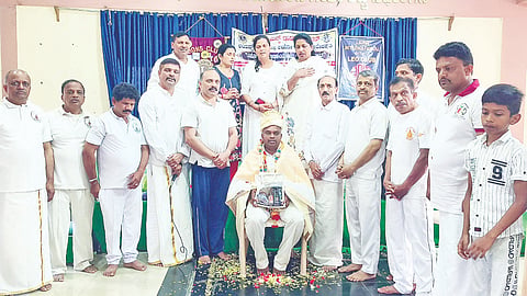ಸಕಲೇಶಪುರ ಲಯನ್ಸ್ ಸಭಾಂಗಣದಲ್ಲಿ ಲಯನ್ಸ್ ಸೇವಾ ಸಂಸ್ಥೆ ವತಿಯಿಂದ ಆಯೋಜಿಸಿದ್ದ ಯೋಗ ಶಿಬಿರದ ಸಮಾರೋಪ ಸಮಾರಂಭದಲ್ಲಿ ಸಾಧಕರನ್ನು ಸನ್ಮಾನಿಸಲಾಯಿತು. 
