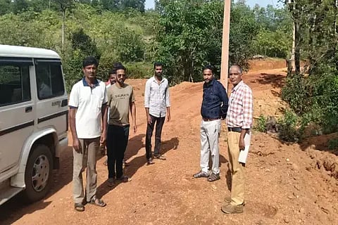 ಹೂನಗೋಡು ರಸ್ತೆ ಒತ್ತುವರಿ ಮಾಡಿದ ಸ್ಥಳಕ್ಕೆ ಸಾಗರ ತಾಪಂ ಇಒ ಮೌನೇಶ ಬಡಿಗೇರ, ಇಮ್ತಿಯಾಜ್ ಪಾಷಾ, ಕೋದಂಡ, ದೇವೇಂದ್ರ ಭೇಟಿ ನೀಡಿ ಪರಿಶೀಲಿಸಿದರು.