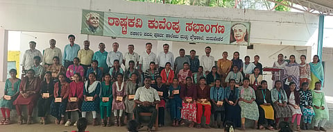 ತುರುವೇಕೆರೆ Friendly Gathering ಸರ್ಕಾರಿ ಪದವಿ ಪೂರ್ವ ಕಾಲೇಜಿನ ಆವರಣದಲ್ಲಿ ವಿದ್ಯಾರ್ಥಿಗಳಿಗೆ ಪ್ರೋತ್ಸಾಹ ಧನ ವಿತರಿಸಲಾಯಿತು. ಸ್ನೇಹ ಟ್ರಸ್ಟ್​ ನಿರ್ದೇಶಕರಾದ ನಟರಾಜು, ಉಮೇಶ್​, ಶಶಿಧರ್​, ರಾಜೀವ್​ ಇದ್ದರು. 