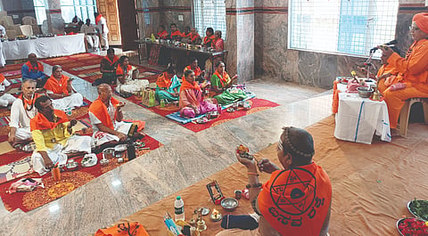 ವಿಜಯಪುರ ಶ್ರೀ ನಗರೇಶ್ವರ ಸ್ವಾಮಿ ಜ್ಞಾನ ಮಂದಿರದಲ್ಲಿ ಹಮ್ಮಿಕೊಂಡಿದ್ದ ಬಸವ ಪಂಚಮಿ ಕಾರ್ಯಕ್ರಮದಲ್ಲಿ ಕೂಡಲಸಂಗಮದ ಶ್ರೀ ಪ್ರಭುಲಿಂಗ ಸ್ವಾಮೀಜಿ ಸಾಮೂಹಿಕ ಇಷ್ಟಲಿಂಗ ಪೂಜೆ ನೆರವೇರಿಸಿದರು.