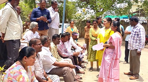 ವಿಜಯಪುರ ಪುರಸಭೆಯಲ್ಲಿ ಸಾರ್ವಜನಿಕರ ಖಾತೆಗಳು ಮಾಡಿಕೊಡುತ್ತಿಲ್ಲವೆಂದು ಆರೋಪಿಸಿ ಪ್ರತಿಭಟನೆ ನಡೆಸಿದ ಪುರಸಭೆ ಸದಸ್ಯರಾದ ಎಂ.ಸತೀಶ್​ ಕುಮಾರ್​, ಸಿ.ಎಂ.ರಾಮು ಸೇರಿದಂತೆ ಖಾತೆದಾರರನ್ನು ಪುರಸಭೆ ಅಧ್ಯೆ ಎಸ್​.ಭವ್ಯಾಮಹೇಶ್​ ಸಮಾಧಾನ ಪಡಿಸಿದರು.