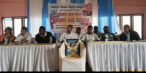 ವಿರಾಜಪೇಟೆಯಲ್ಲಿ ಆಯೋಜಿಸಿದ್ದ ಕನಾರ್ಟಕ ಆದಿವಾಸಿ ಹಕ್ಕುಗಳ ಸಮನ್ವಯ ಸಮಿತಿ ಜಿಲ್ಲಾ ಸಮಾವೇಶದಲ್ಲಿ ಪಿ.ಕೆ.ರಮೇಶ್, ಡಾ. ಕೃಷ್ಣಮೂರ್ತಿ, ಪಿ.ಆರ್.ಭರತ್, ಶಿವು, ರಾಮಕೃಷ್ಣ, ಅಶೋಕ ಇದ್ದರು.
