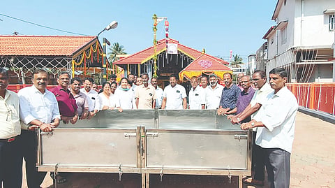 ಶ್ರೀಮುತ್ತಪ್ಪ ದೇವಸ್ಥಾನದ ಆಡಳಿತ ಮಂಡಳಿಗೆ ನೂತನ ಅನ್ನ ಶೇಖರಿಸುವ ಬೃಹತ್ ಪಾತ್ರೆಯನ್ನು ಹಿಂದೂ ಮಲೆಯಾಳಿ ಸಂಘದ ಪದಾಧಿಕಾರಿಗಳು ಕೊಡುಗೆಯಾಗಿ ನೀಡಿದರು.
